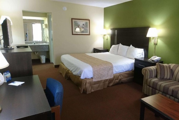 Travelodge by Wyndham Knoxville East image 10