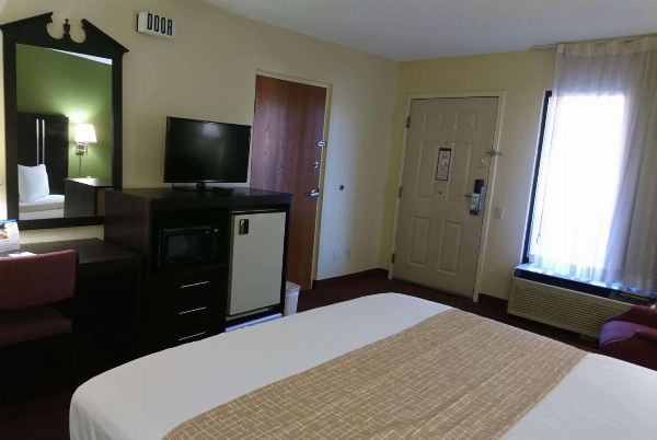 Travelodge by Wyndham Knoxville East image 4