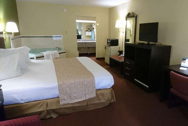 Travelodge by Wyndham Knoxville East image 6